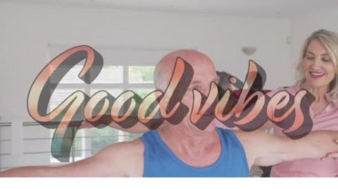 Evde esneme egzersizi yapan iki yaşlı çifte karşı iyi titreşimler mesajı. emeklilik son sınıf yaşam tarzı konsepti