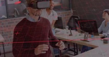 Ofiste VR kulaklık takan beyaz bir adama karşı altıgen şekiller ve veri işleme. bilgisayar arayüzü ve teknoloji kavramı