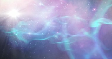 Evrende mavi, pembe ve mor ışık yollarında parlayan yıldızların animasyonu. alan, astronomi ve galaksi konsepti dijital olarak oluşturulmuş video.
