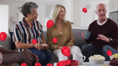 Evde kahvaltı yapan iki yaşlı çifte karşı çoklu kırmızı balon. emeklilik son sınıf yaşam tarzı konsepti