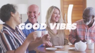 Evde kahve içerken gülümseyen iki kıdemli çifte karşı iyi titreşimler mesajı. emeklilik son sınıf yaşam tarzı konsepti