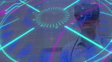 VR kulaklık takan Kafkasyalı üst düzey bir adama karşı ağ üzerinde neon tarayıcı. bilgisayar arayüzü ve teknoloji kavramı