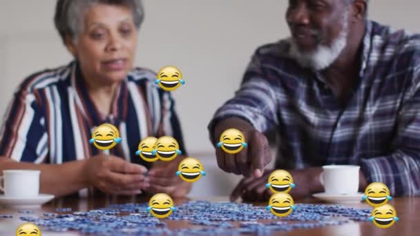 Múltiplos Emojis Rosto Flutuando Contra Casal Sênior Afro Americano Sorrindo — Vídeo de Stock