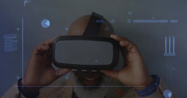 Vrヘッドセットを削除アフリカ系アメリカ人シニア男性に対するデータ処理とのデジタルインターフェイス コンピュータ インターフェースとテクノロジーの概念 — ストック動画