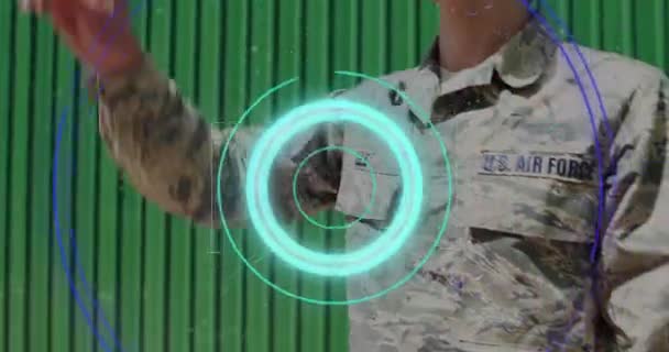 Des Traînées Lumineuses Dessus Scanner Néon Contre Soldat Uniforme Portant — Video