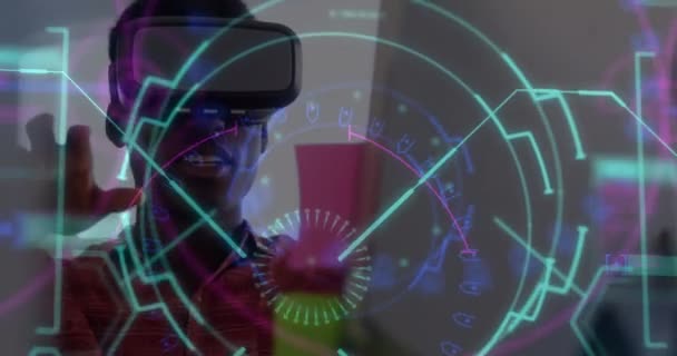 Ofiste Kulaklık Takan Afro Amerikan Bir Adama Karşı Neon Tarayıcı — Stok video