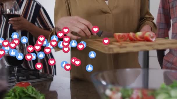 ソーシャルメディアのアイコンは 白人のシニア女性が野菜を切るの中央部に浮かんでいます 定年退職者のライフスタイルコンセプト — ストック動画