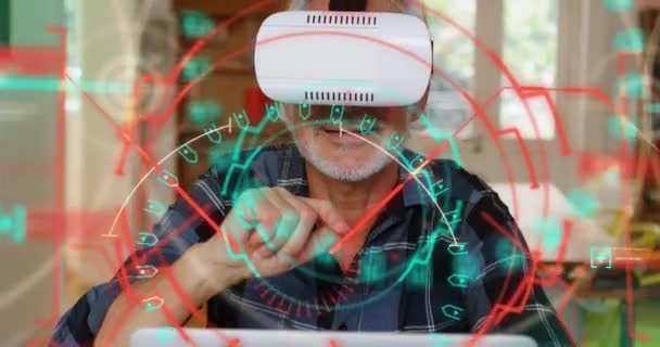Datenverarbeitung Und Scanner Über Kaukasische Senior Mann Tragen Headset Hause — Stockvideo