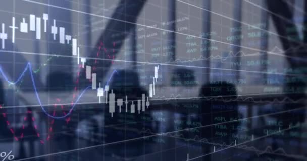 Behandling Finans Och Aktiemarknadsdata Mot Tomt Kontor Bakgrunden Global Finansiering — Stockvideo
