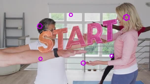 开始与在家里做伸展运动的两对年龄较大的不同的夫妇对质 退休老人生活方式的概念 — 图库视频影像