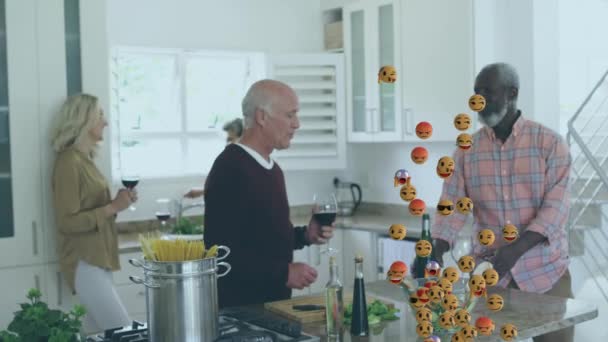 在家里的厨房里 面对着两个正在喝酒的年长的 不同的男人 多脸的表情在飘浮 退休老人生活方式的概念 — 图库视频影像