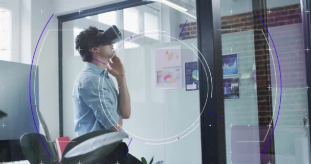 オフィスでVrヘッドセットを身に着けているビジネスマンの上に六角形と紫色の光の歩道のアニメーション 世界規模の技術 デジタルインターフェースの概念がデジタルで生成されたビデオ — ストック動画