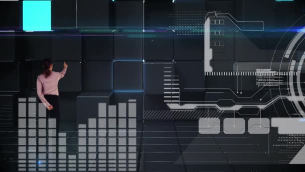 未来的な画面に触れるビジネスウーマンに対するデータ処理とのデジタルインターフェース コンピュータ インターフェースとビジネス技術の概念 — ストック動画