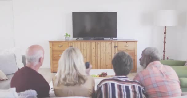 Boas Vibrações Texto Contra Dois Casais Idosos Com Cervejas Torcendo — Vídeo de Stock