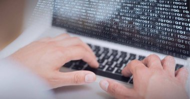 Ekranda insan dizüstü bilgisayar ve ikili veri işleme bileşimi. küresel teknoloji ve dijital arayüz kavramı dijital olarak oluşturulmuş görüntü.