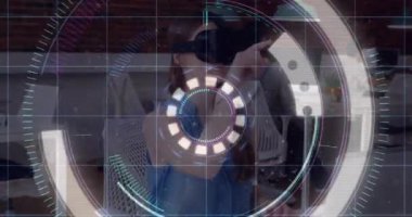 Kolejde VR kulaklık takan beyaz bir kızı taramak için ışık izleri var. eğitim ve teknoloji kavramı