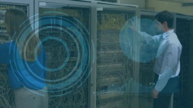 Bilgisayar sunucularını kontrol eden kadın ve erkeğin ekranlarındaki dürbün animasyonları. küresel bağlantılar, teknoloji ve dijital arayüz konsepti dijital olarak oluşturulmuş video.