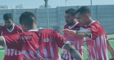 Erkek futbolcuların ısınması üzerine ekranlarda dürbün ve veri işleme animasyonları. global spor, teknoloji ve dijital arayüz kavramı dijital olarak oluşturulmuş video.