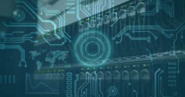 Bilgisayar sunucusu üzerinden tarama, dünya haritası ve bilgisayar elemanlarının animasyonu. küresel bağlantı, teknoloji ve dijital arayüz konsepti dijital olarak oluşturulmuş video.