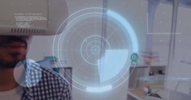 VR kulaklık takan adamın ekranında tarama ve veri işleme animasyonu. küresel veri işleme, iletişim ve küresel teknoloji konsepti dijital olarak oluşturulmuş video.