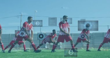 Erkek futbolcuların ısınması üzerine ekranlarda dürbün ve veri işleme animasyonları. global spor, teknoloji ve dijital arayüz kavramı dijital olarak oluşturulmuş video.