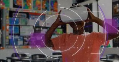 Okulda VR kulaklık takan Afrikalı Amerikalı bir çocuğa karşı tarama yapıyorlar. eğitim ve teknoloji kavramı