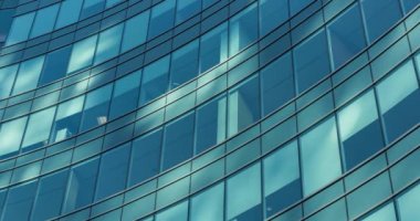 Kavisli modern bina pencerelerini kapatın. Modern mimari ve şehir manzarası konsepti dijital olarak oluşturulmuş video.