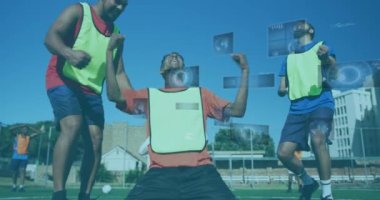 Erkek futbolcuların tezahürat yaptığı ekranlardaki dürbün ve veri işleme animasyonları. global spor, teknoloji ve dijital arayüz kavramı dijital olarak oluşturulmuş video.