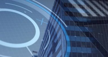 Modern ofis binası üzerindeki ekranlarda tarama ve veri işleme dürbünlerinin animasyonu. küresel bağlantılar, teknoloji ve dijital arayüz konsepti dijital olarak oluşturulmuş video.