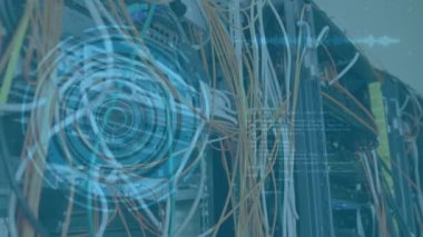 Bilgisayar sunucusundaki kablolar üzerinden tarama ve veri işleme animasyonları. küresel bağlantılar, teknoloji ve dijital arayüz konsepti dijital olarak oluşturulmuş video.