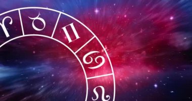 Pembe gökyüzünde parlayan yıldızların üzerinde dönen burç çarkının animasyonu. Astroloji, yıldız işaretleri grafiği ve evren konsepti dijital olarak oluşturulmuş video.