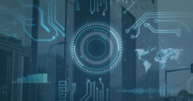 Dünya haritası ve işlemci elementleri üzerinde tarama ve veri işleme alanlarının animasyonu. küresel bağlantılar, teknoloji ve dijital arayüz konsepti dijital olarak oluşturulmuş video.