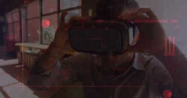 Ofiste VR kulaklık takan Kafkasyalı kıdemli bir adama karşı veri işleme ile dijital arayüz. bilgisayar arayüzü ve teknoloji kavramı