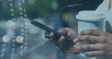 Şehirdeki akıllı telefon kullanan bir kadın için 6G metin, tarama ve veri işleme animasyonu. küresel ağ, teknoloji ve dijital arayüz kavramı dijital olarak oluşturulmuş video.