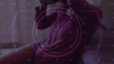 Evde video kulaklık takan beyaz bir kadın var mı diye tarama yapıyorum. bilgisayar arayüzü ve teknoloji kavramı