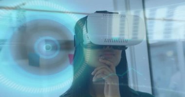 6G metin, dürbün taraması ve VR kulaklık takan bir kadının veri işlemesi. küresel ağ, teknoloji ve dijital arayüz kavramı dijital olarak oluşturulmuş video.