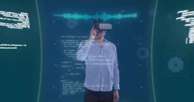 6G metnin animasyonu, dürbün taraması ve VR kulaklık takan adamın veri işlemesi. küresel ağ, teknoloji ve dijital arayüz kavramı dijital olarak oluşturulmuş video.