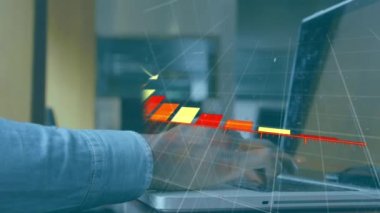 Bilgisayarı kullanan kişinin orta kesimine karşı istatistiksel ve finansal veri işleme. küresel finans ve ağ kurma kavramı