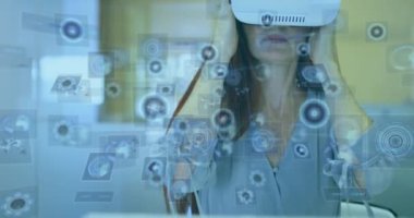 VR kulaklık takan bir kadının ekranındaki dürbün görüntüsü. küresel veri işleme, iletişim ve küresel teknoloji konsepti dijital olarak oluşturulmuş video.