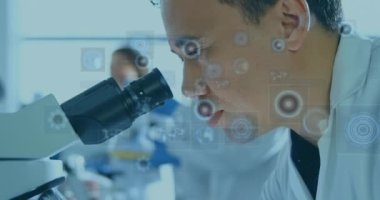 Mikroskop ile erkek bilim adamının ekranlarında dürbün taraması ve veri işleme animasyonları. küresel bağlantılar, teknoloji ve dijital arayüz konsepti dijital olarak oluşturulmuş video.