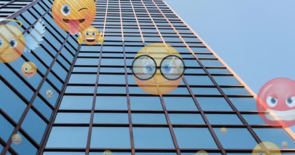 Animacja Ikon Emoji Wznoszących Się Nad Nowoczesnym Biurowcem Tle Błękitnego — Wideo stockowe