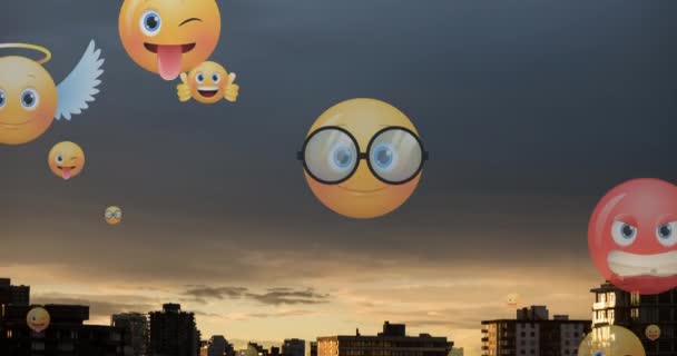 Animation Emoji Ikoner Flyger Upp Över Stadsbilden Vid Solnedgången Globala — Stockvideo