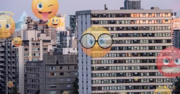 Animacja Ikon Emoji Wznoszących Się Nad Miejskim Krajobrazem Globalne Media — Wideo stockowe