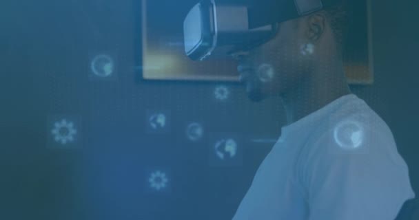 Vrヘッドセットを身に着けている男の上に画面上で回転グローブのアニメーション 世界規模のデータ処理 グローバル技術の概念デジタルで生成されたビデオ — ストック動画