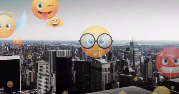 Animación Iconos Emoji Volando Sobre Paisaje Urbano Concepto Global Redes — Vídeo de stock