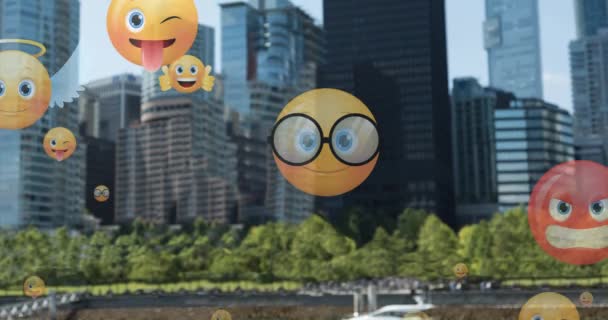 Animación Iconos Emoji Volando Sobre Paisaje Urbano Concepto Global Redes — Vídeo de stock