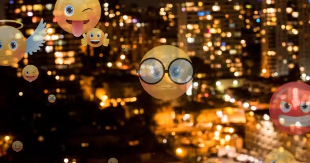 动画片中的情感符号在夜间从焦点城市景观中飞驰而过 全球社交媒体 网络和在线技术概念数码视频 — 图库视频影像
