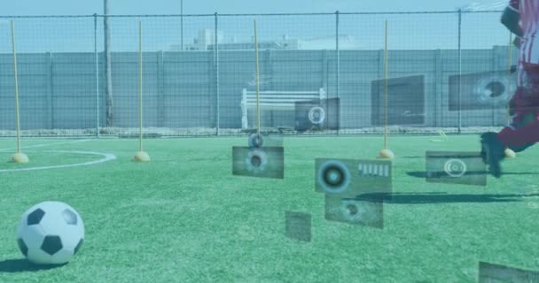 Egzersiz Yapan Erkek Futbolcuların Ekranlarında Dürbün Veri Işleme Animasyonları Global — Stok video