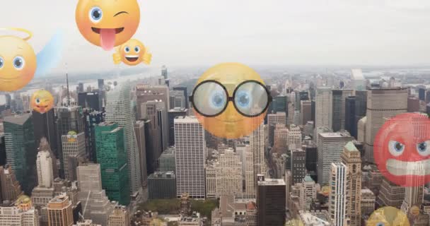 Анімація Значків Емодзі Літають Над Міським Пейзажем Глобальні Соціальні Мережі — стокове відео