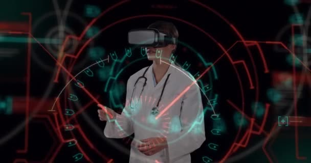Vrヘッドセットを身に着けている白人女性医師に対するデジタルインターフェイス上のスコープスキャン 医学研究と技術の概念は — ストック動画